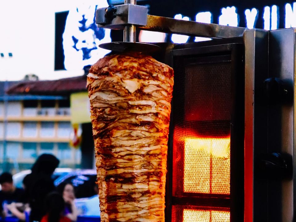Carne di kebap che gira sullo spiedo