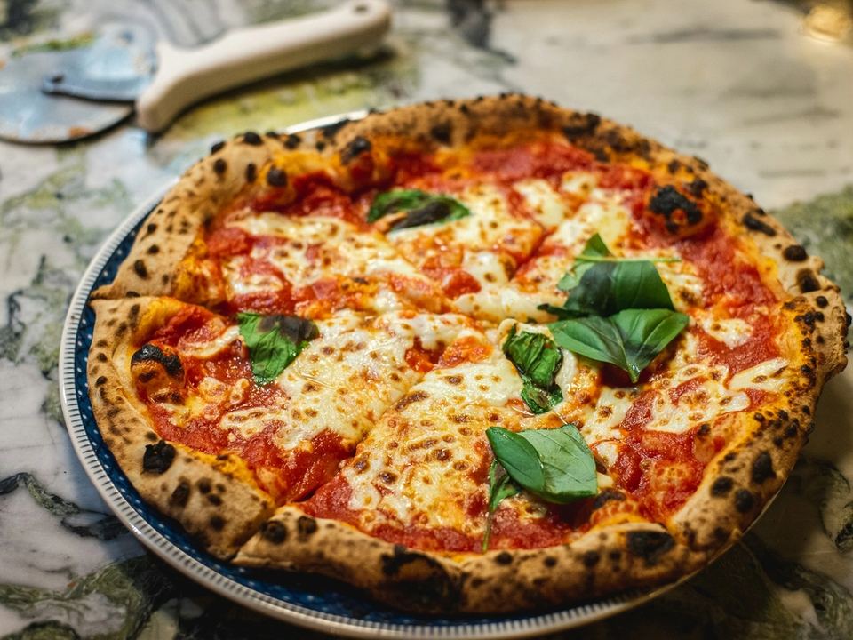 Pizza margherita con basilico fresco