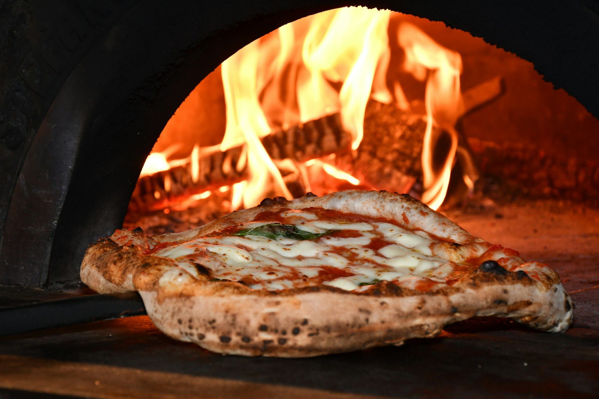 Pizza nel forno tra le fiamme