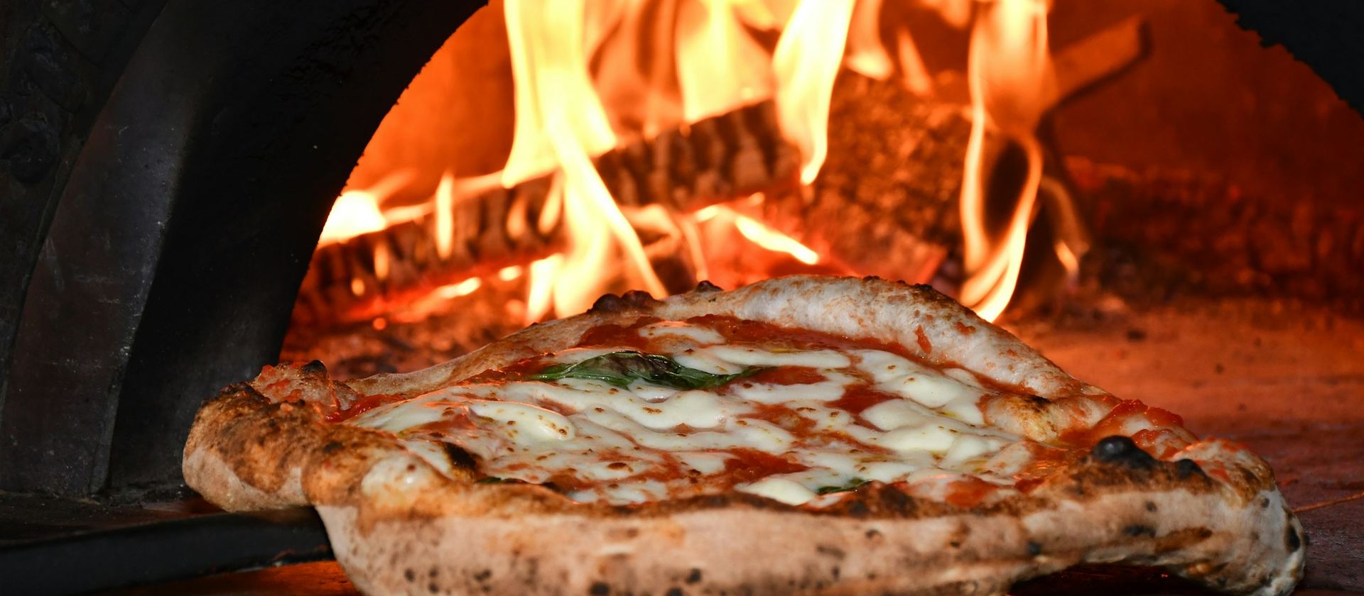 Pizza nel forno tra le fiamme