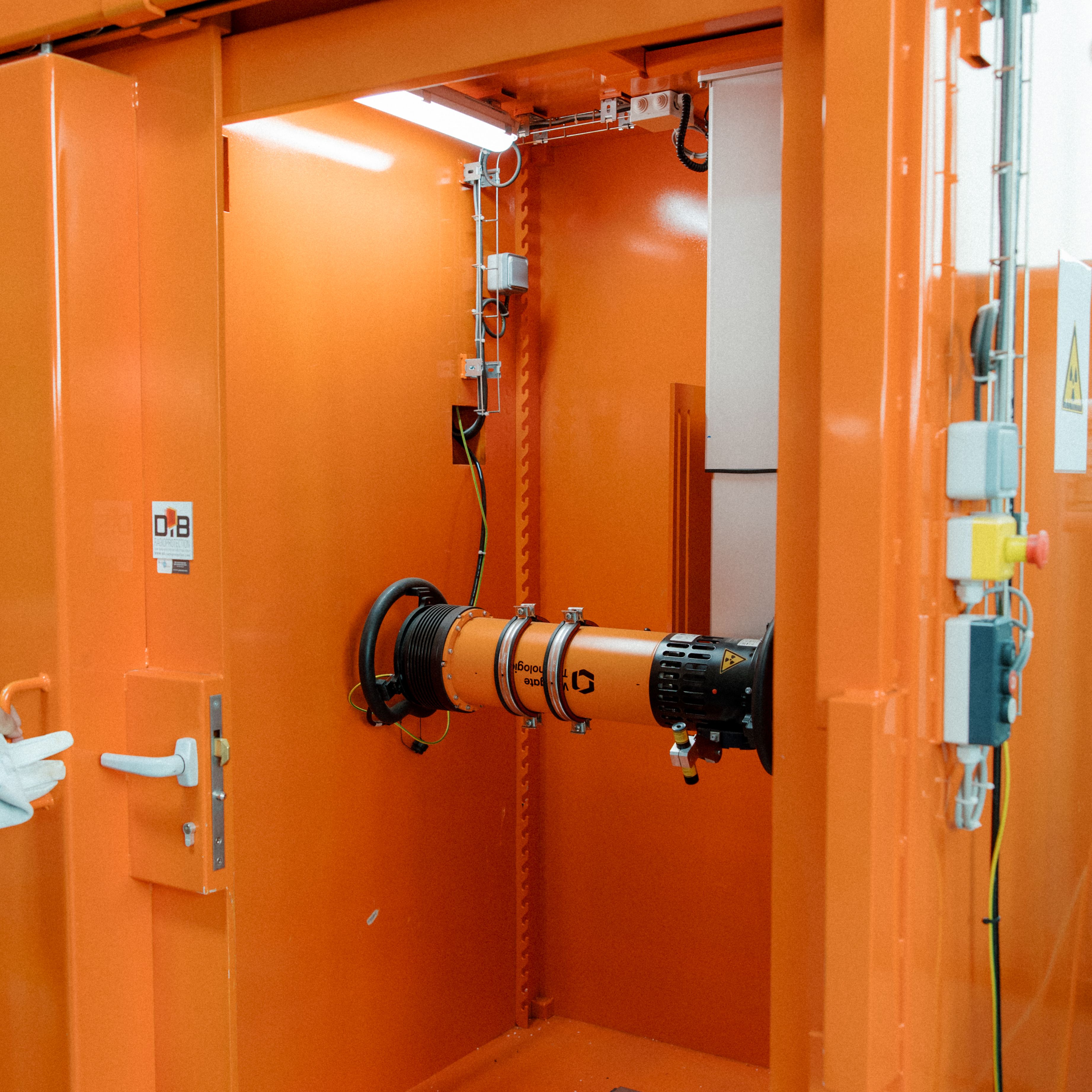 Digital radiography booth for industrial parts