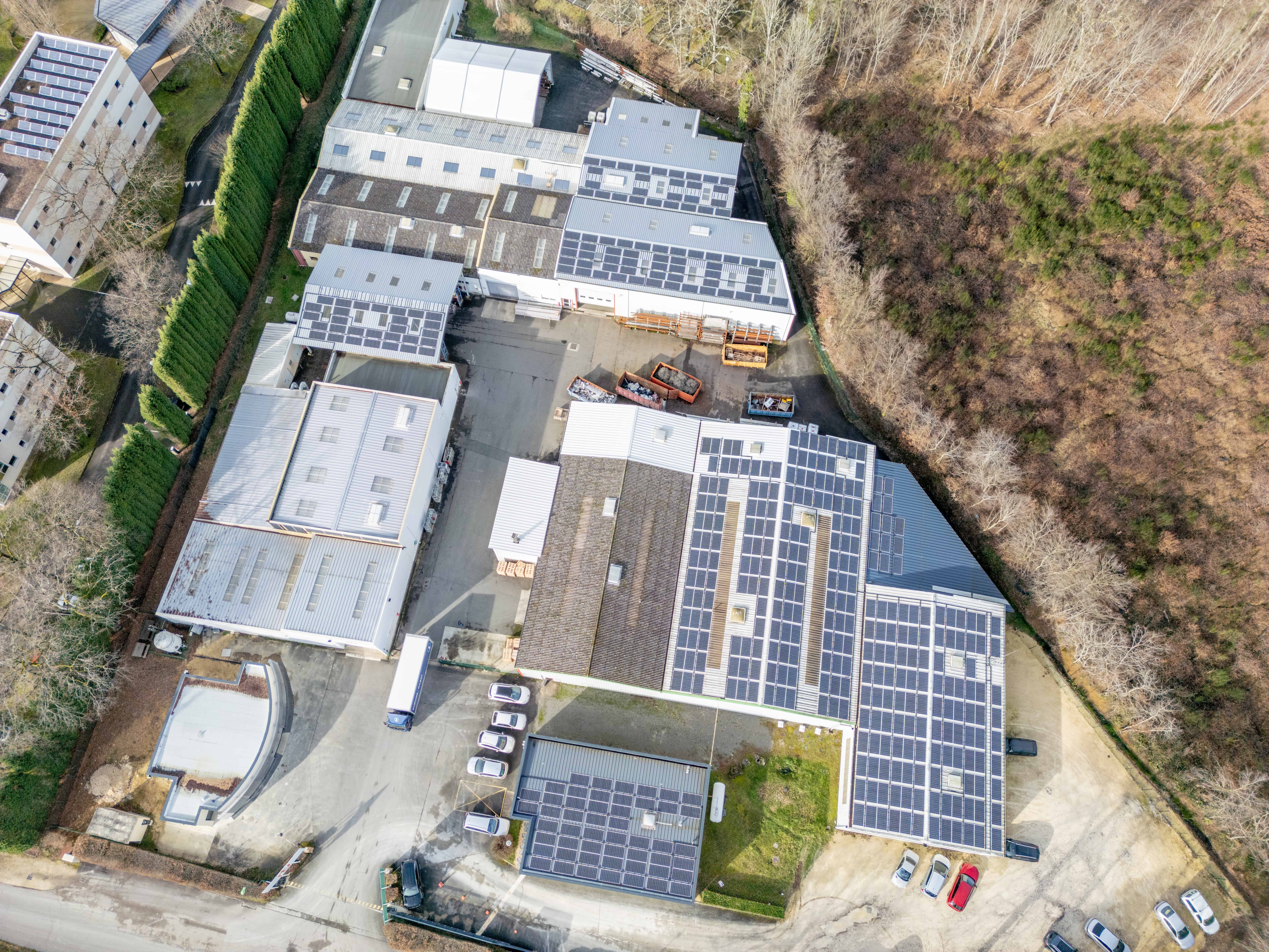 Panneaux photovoltaïques sur les bâtiments de RTI Industries