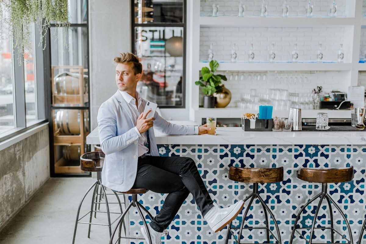 Trader nhìn biểu đồ tài chính
