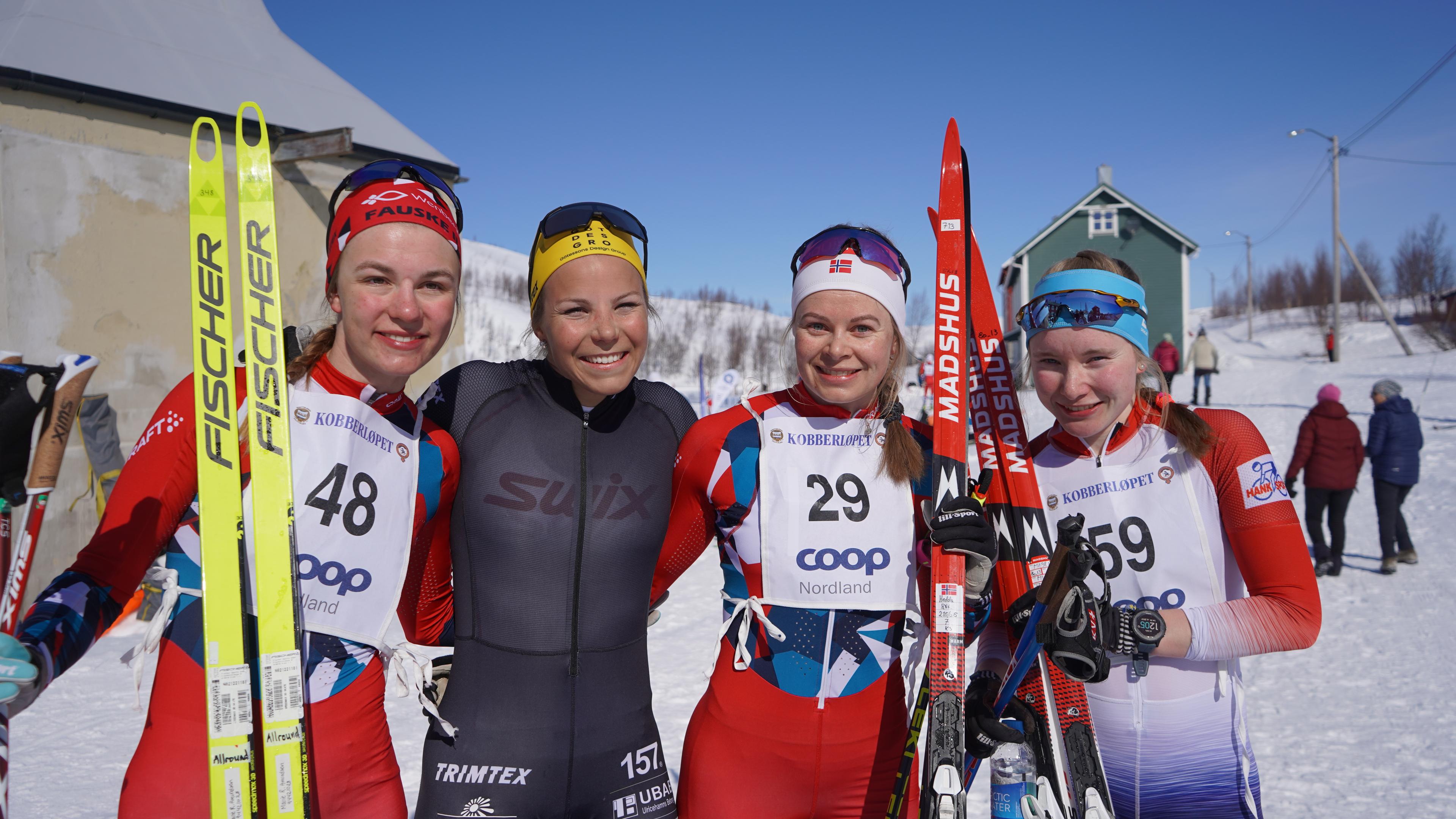 Maria Risvoll Amundsen (4. plass), Johanna Hagström (3. plass), Hedda Østberg Amundsen (1. plass) og Mabel Amundsen (2. plass) poserer etter endt målgang. 