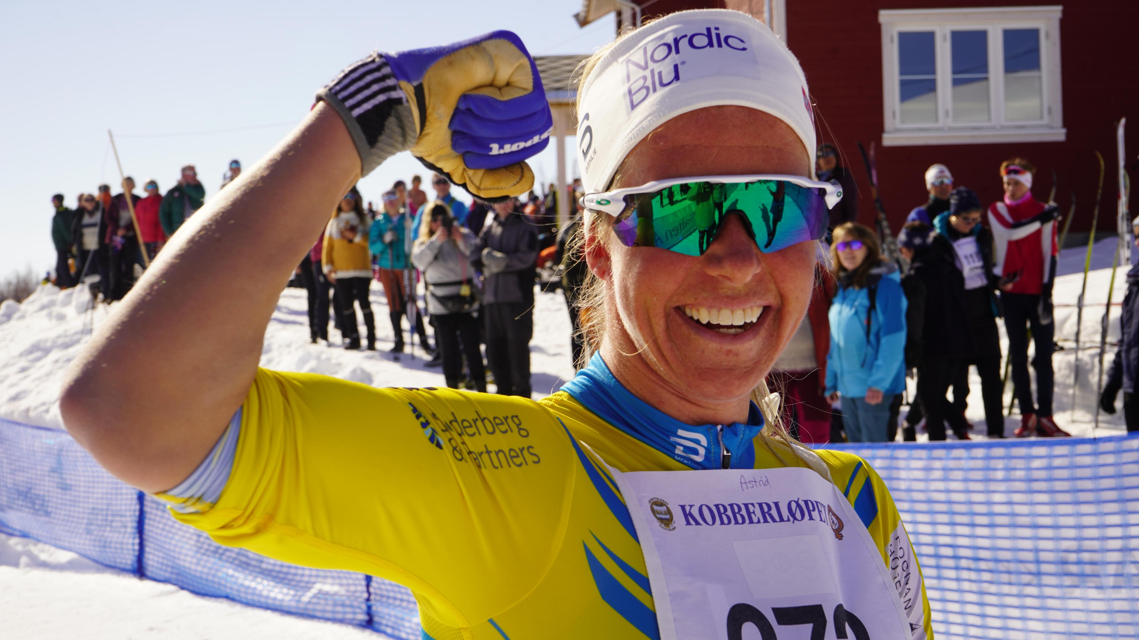 Astrid Øyre Slind er glad etter å ha tatt seieren i kvinneklassen under Kobberløpet 2022.