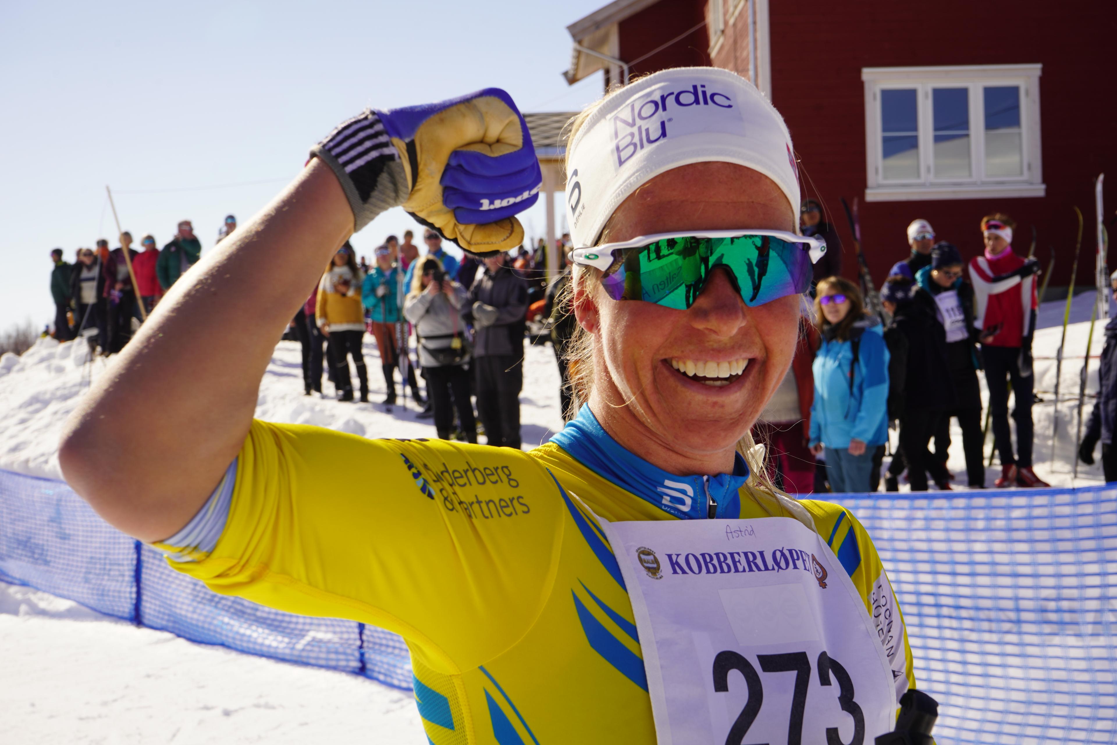 Astrid Øyre Slind jubler etter å ha tatt seieren i kvinneklassen under Kobberløpet 2022. 