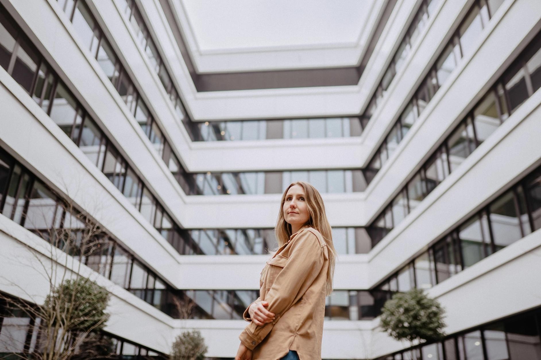 Nicole im Innenhof des Bürogebäudes