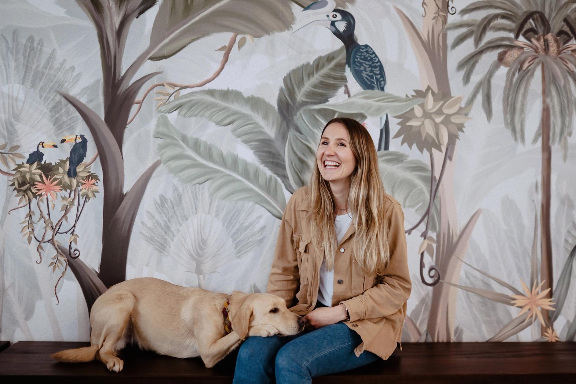 Nicole mit Bürohund Sophie