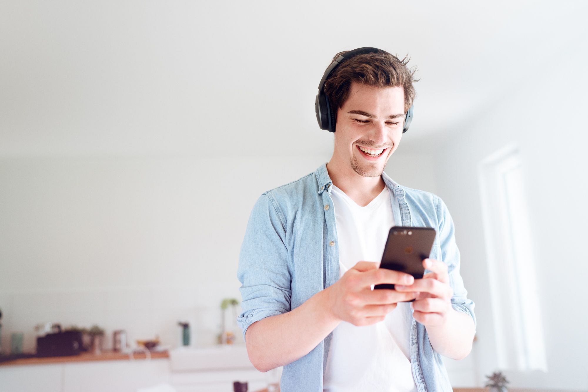 Mann mit Smartphone und Kopfhörer