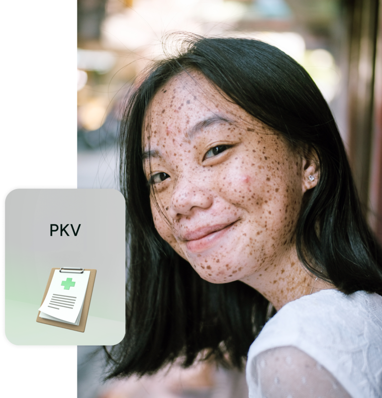 PKV Frau mit Produktkarte