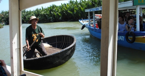 en man sitter i en rund båt på en flod