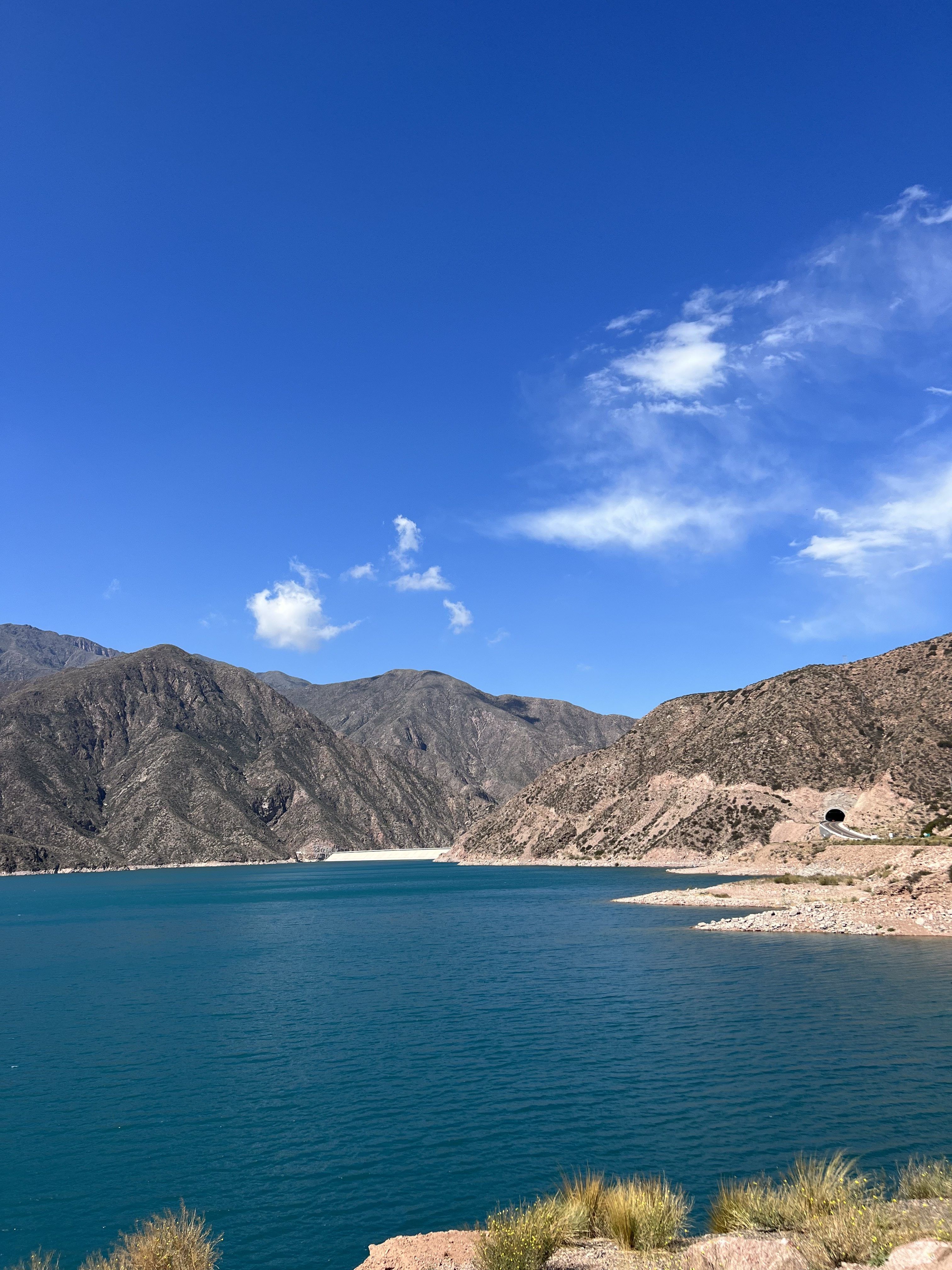 en stor vattenmassa med berg i bakgrunden