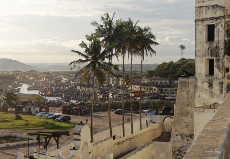 et luftbilde av en by med palmetrær og et slott i forgrunnen.