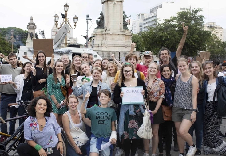 en kvinne ligger i en hengekøye med fjell i bakgrunnen