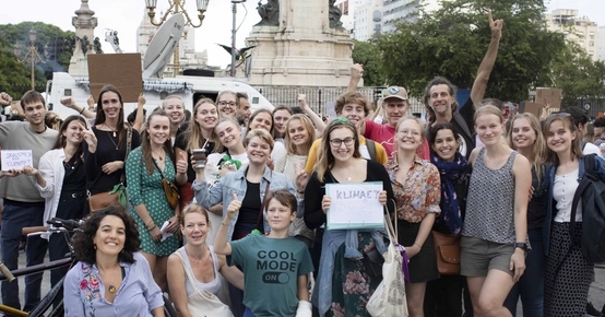 en kvinna ligger i en hängmatta med bergen i bakgrunden