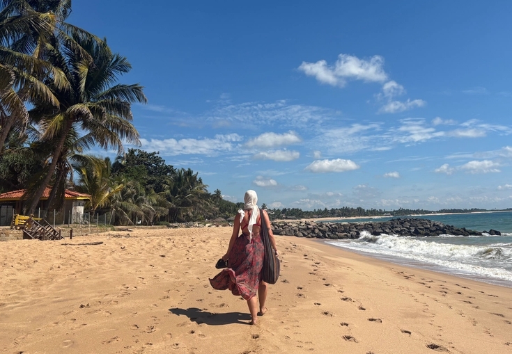 en mann og en kvinne er dekket i farget pulver og smiler