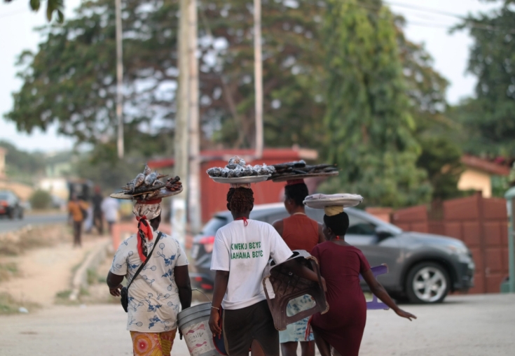 en gruppe mennesker iført hjelme poserer for et billede