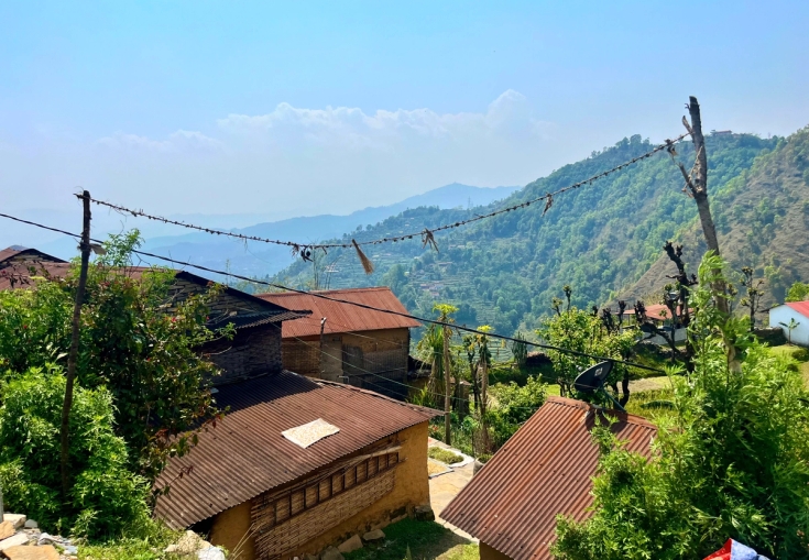 en mann og en kvinne er dekket i farget pulver og smiler