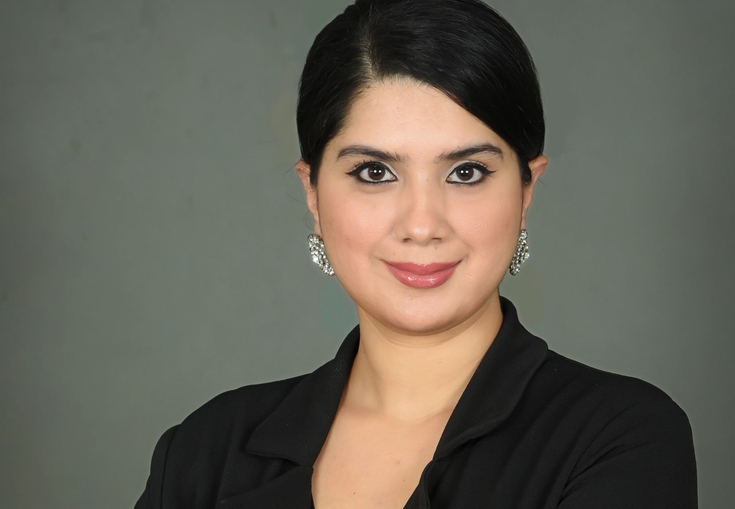 en kvinne i en svart jakke med armene i kors