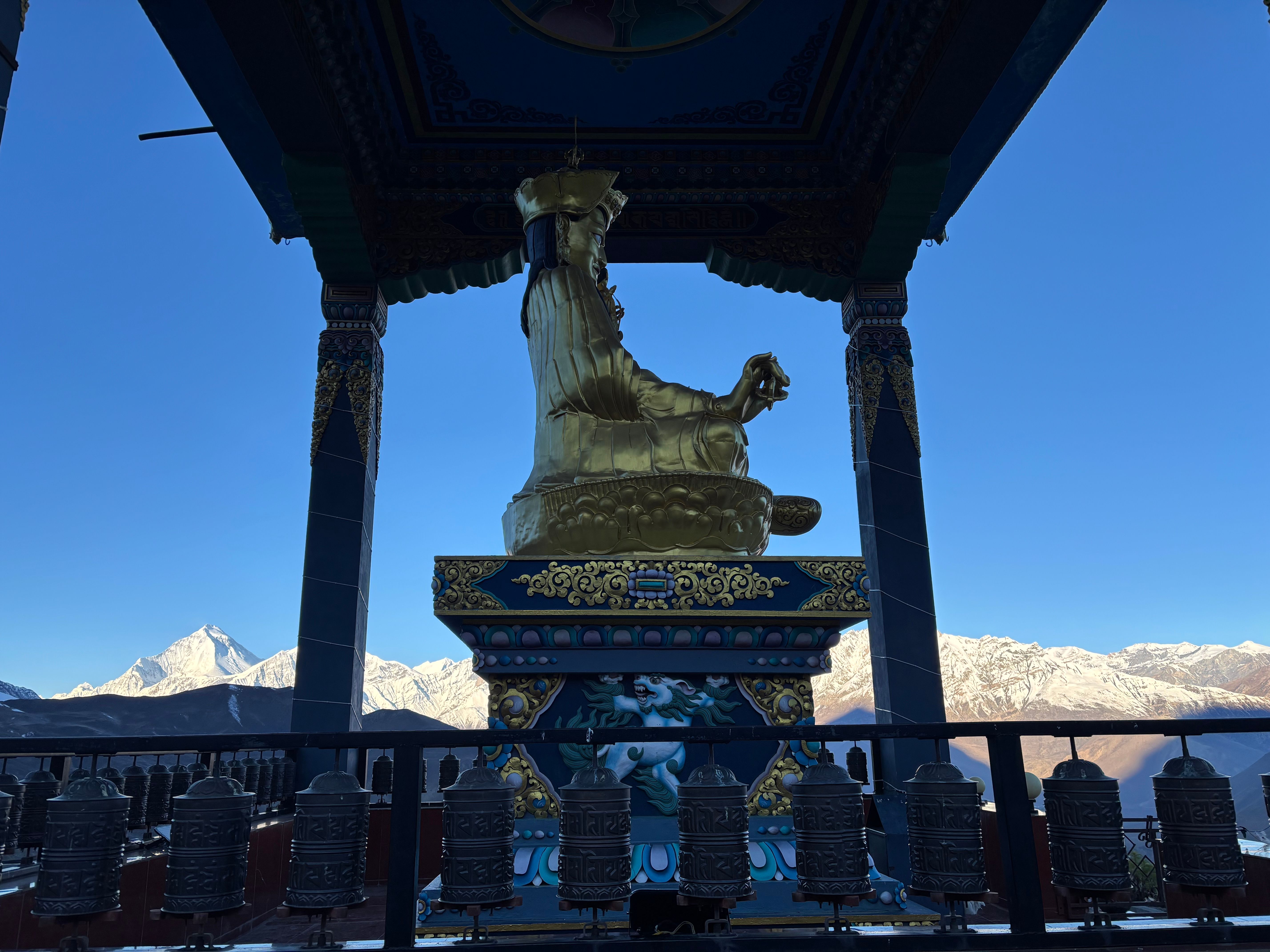 en kvinne står på en balkong og ser ut over en by