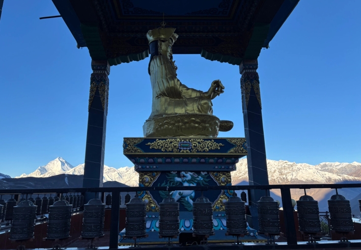 en kvinne står på en balkong og ser ut over en by