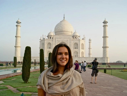 en kvinde står foran taj mahal i Indien.