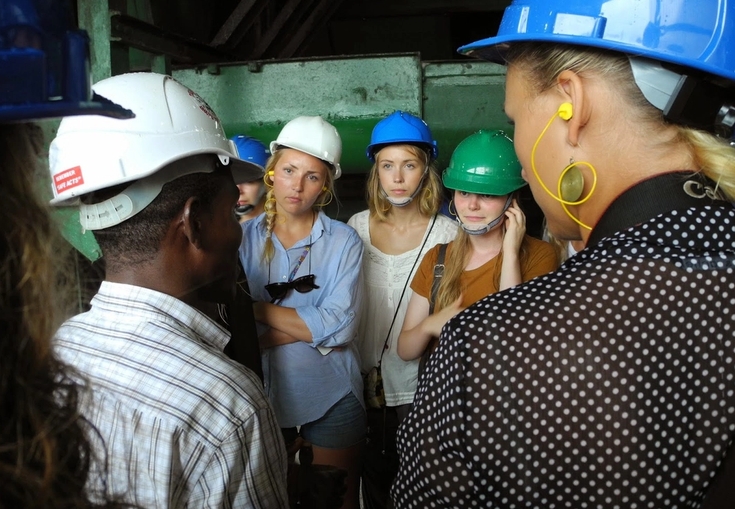 en gruppe mennesker iført hjelme poserer for et billede