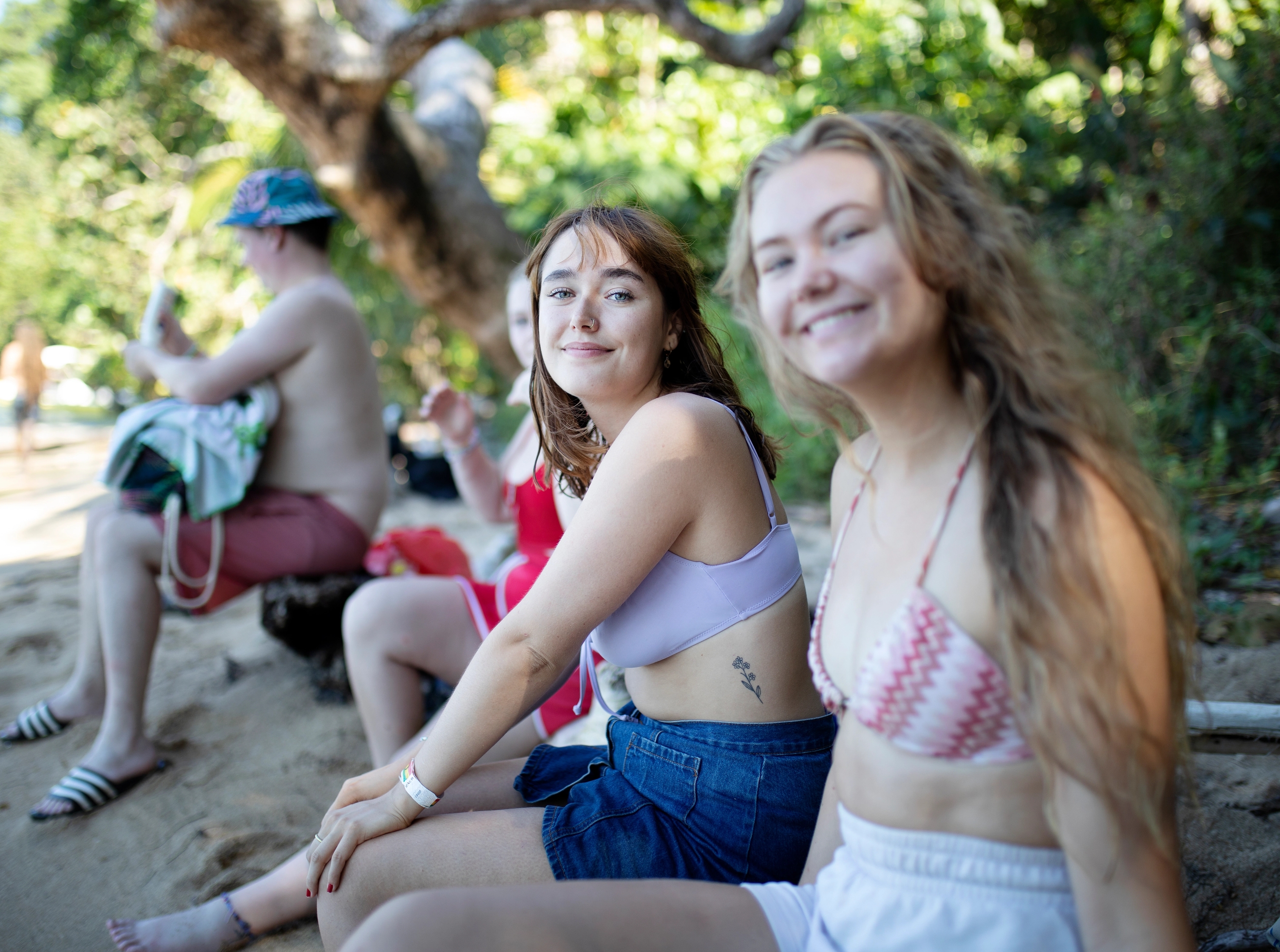 en mann og en kvinne er dekket i farget pulver og smiler