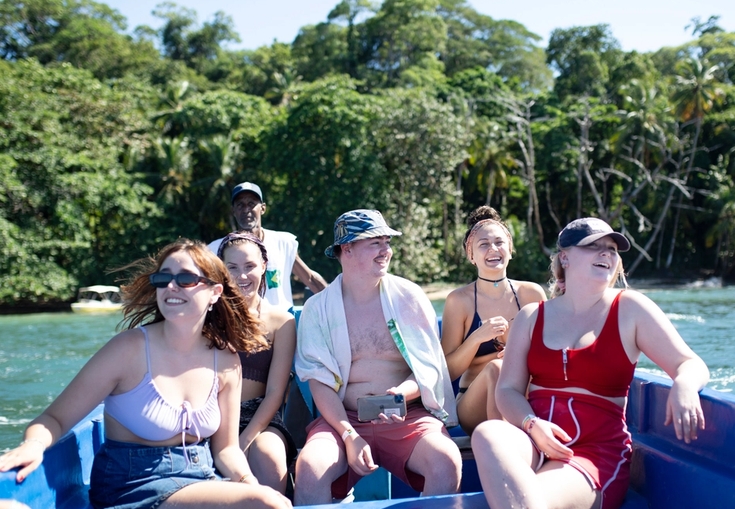 en mann og en kvinne er dekket i farget pulver og smiler