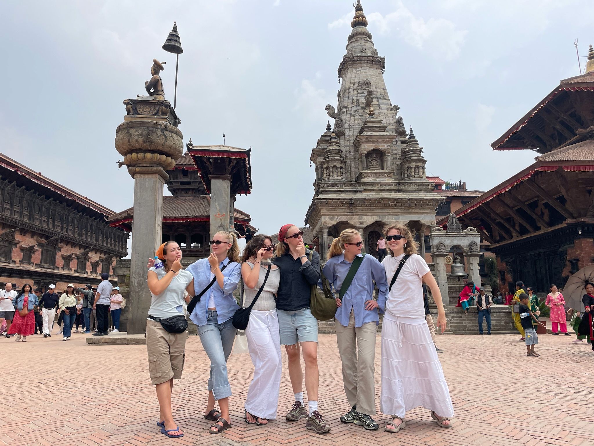 en mann og en kvinne er dekket i farget pulver og smiler