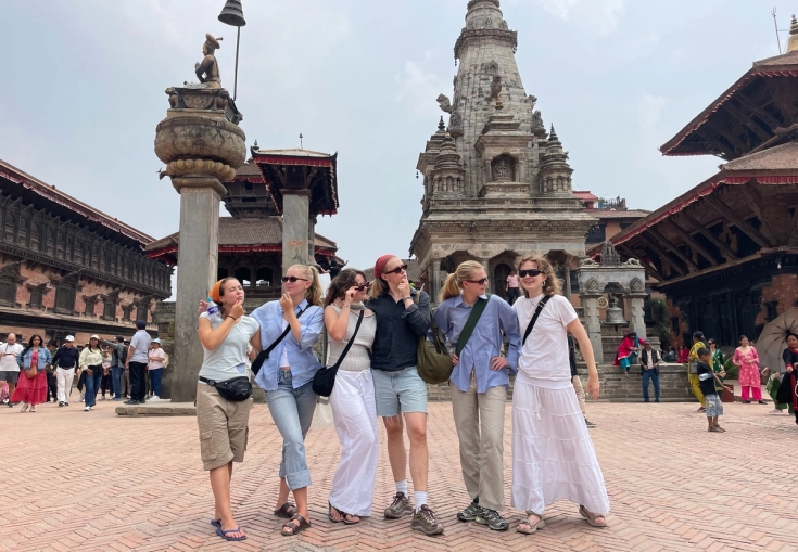 en mann og en kvinne er dekket i farget pulver og smiler