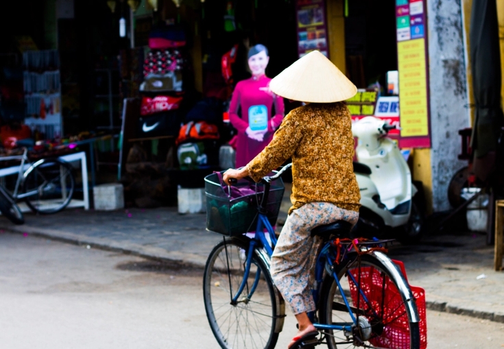 en mann og en kvinne er dekket i farget pulver og smiler