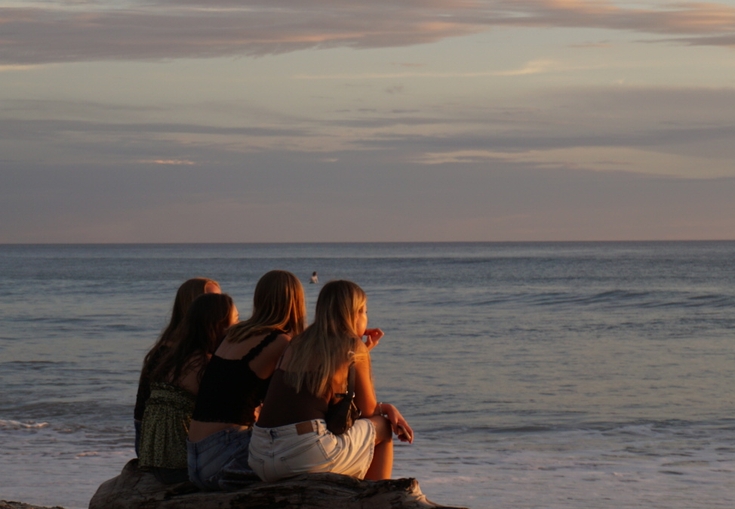 en mann og en kvinne er dekket i farget pulver og smiler