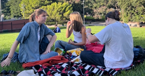 en kvinne ligger i en hengekøye med fjell i bakgrunnen