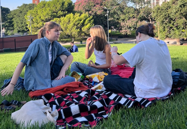 en kvinne ligger i en hengekøye med fjell i bakgrunnen