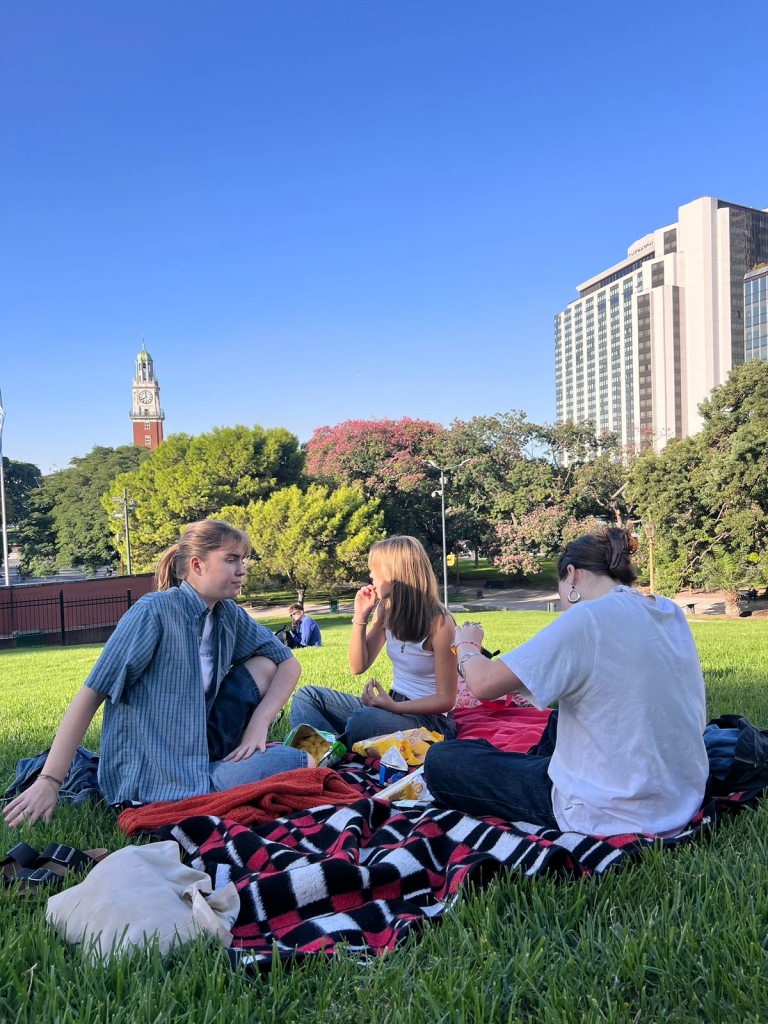 en kvinne ligger i en hengekøye med fjell i bakgrunnen