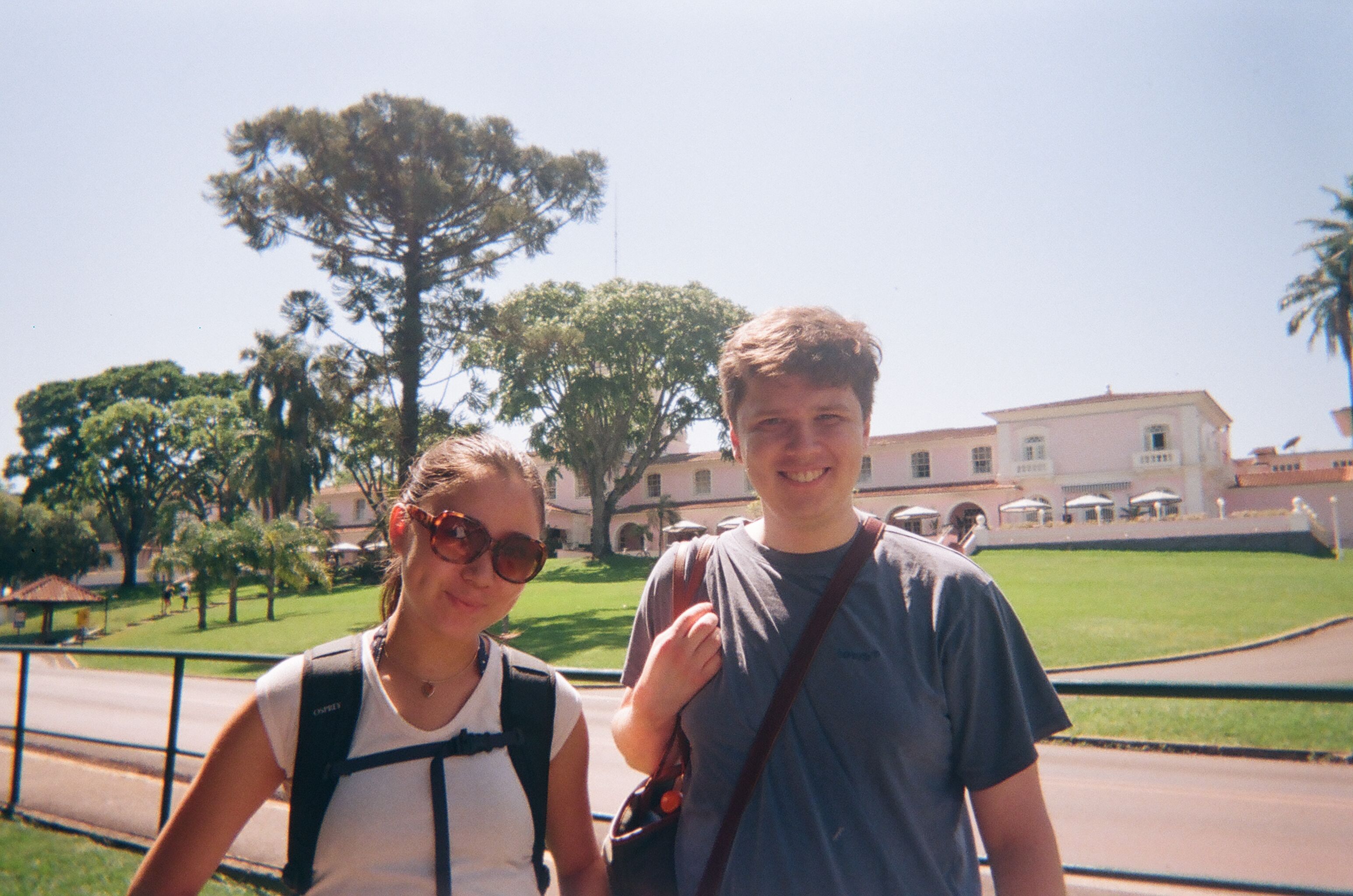 to menn på stranda smiler til kamera