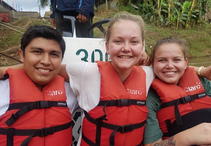 en gruppe mennesker iført redningsvester poserer for et bilde