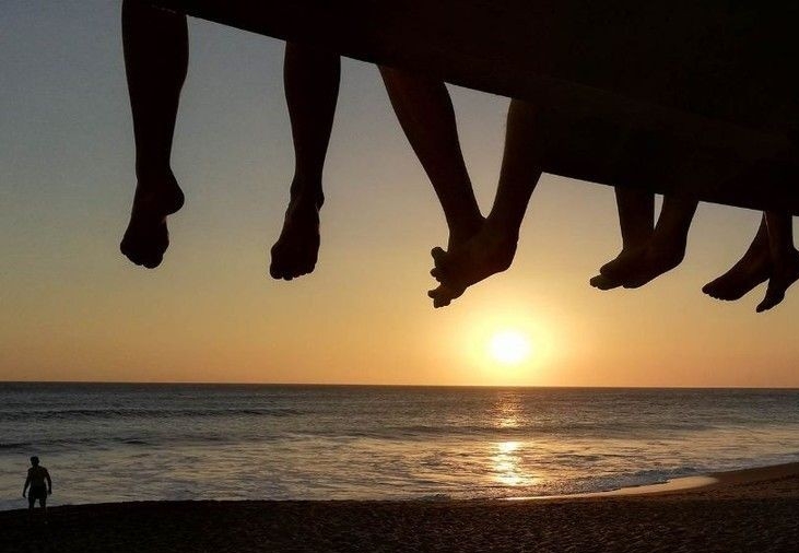 en man och en kvinna är täckta i färgat pulver och ler