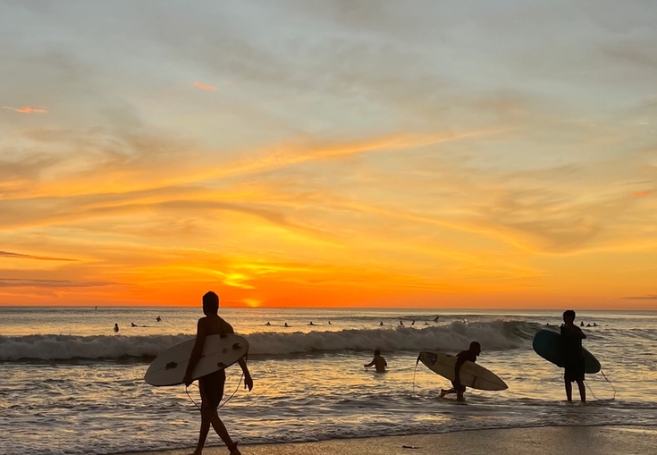 en mann og en kvinne er dekket i farget pulver og smiler