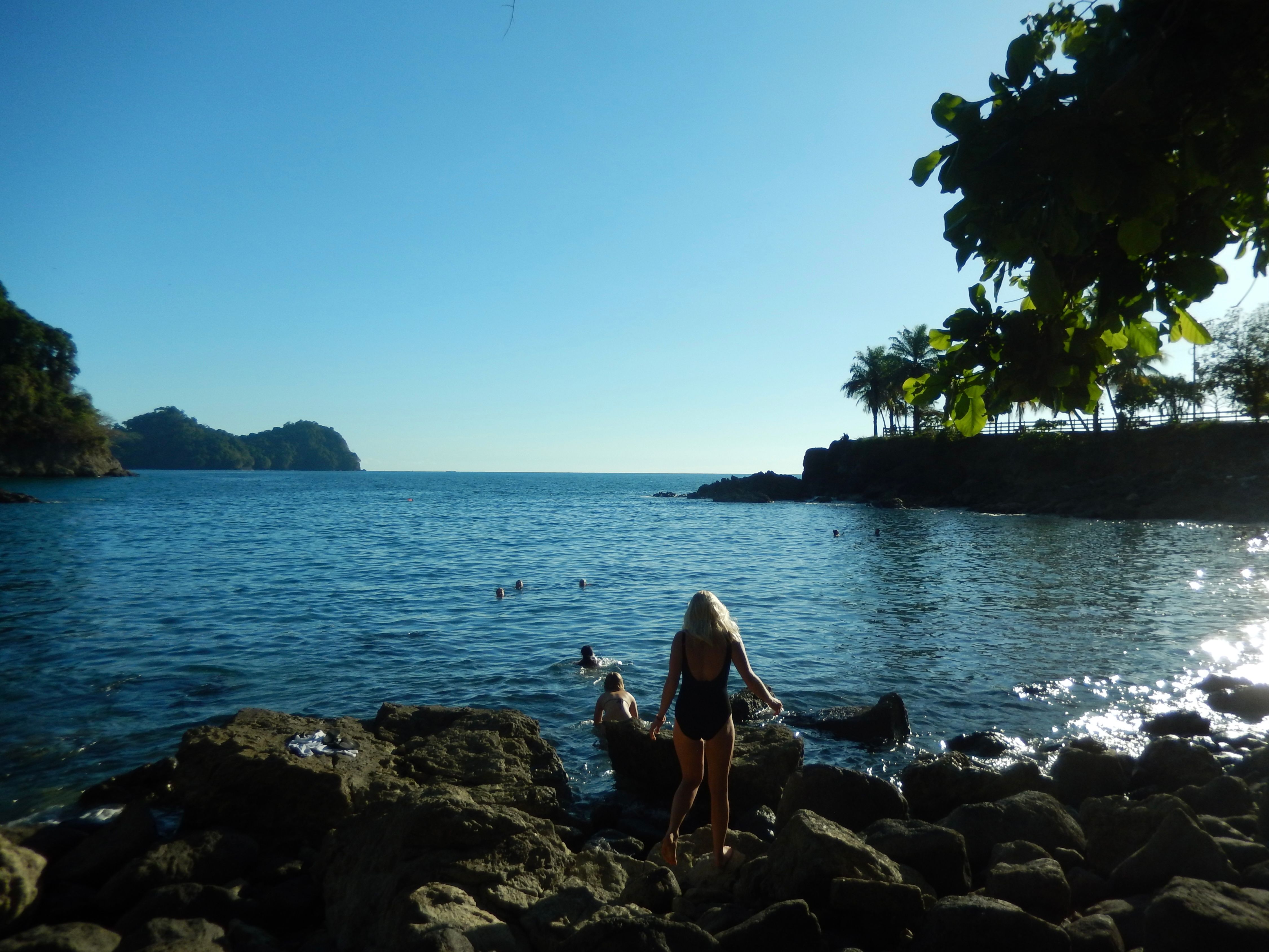 en mann og en kvinne er dekket i farget pulver og smiler