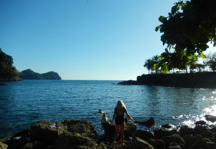 en mann og en kvinne er dekket i farget pulver og smiler