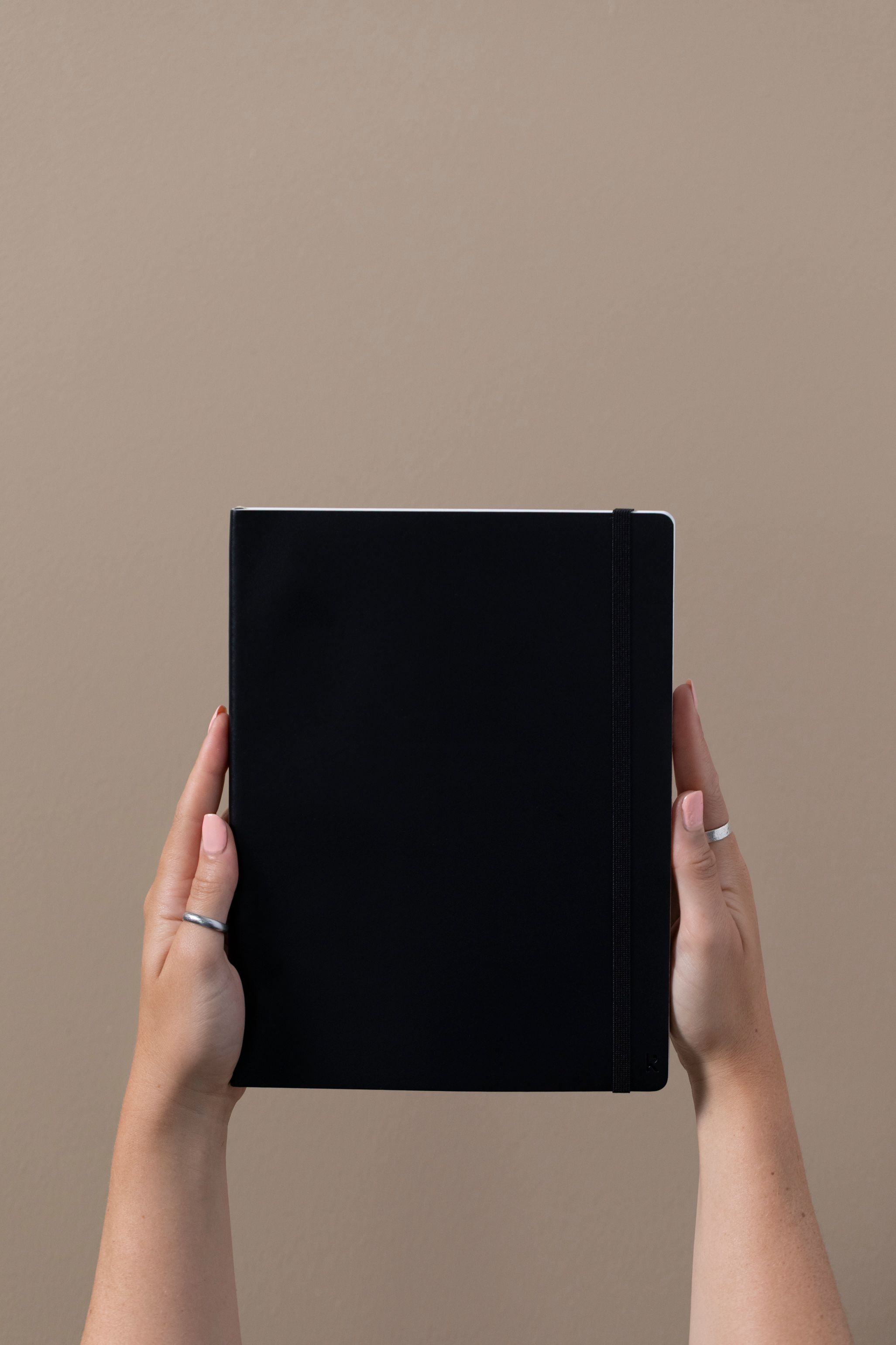 A soft vegan leather cover and hexagonal pen body – the details that make the difference between a planning system you own and one you actually reach for.