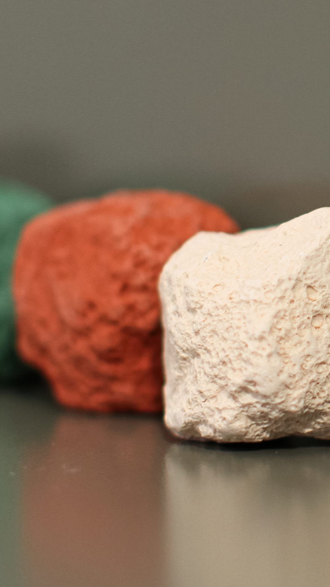 Mudle Crayons Mini draw their inspiration directly from the natural stones of Jeju Island, capturing their authentic colours, shapes, and textures. Each crayon is handmade, giving each piece its own distinct personality.
