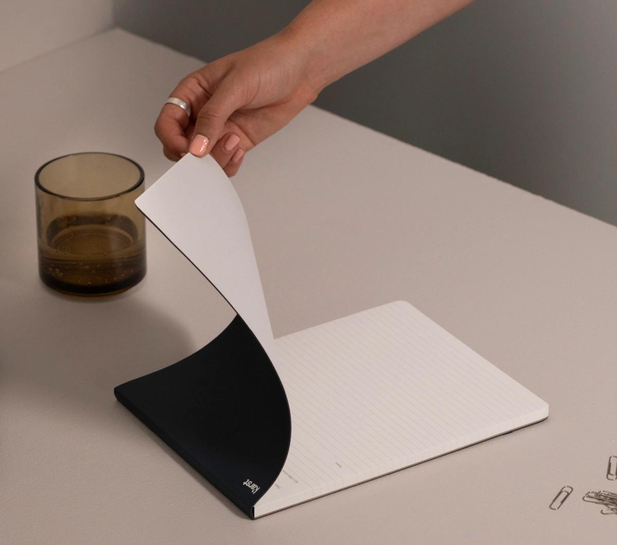 Day-per-sheet layout at 190 × 250 mm – generously sized for key objectives and notes, on buttery, waterproof stone paper that holds every line without bleed-through.