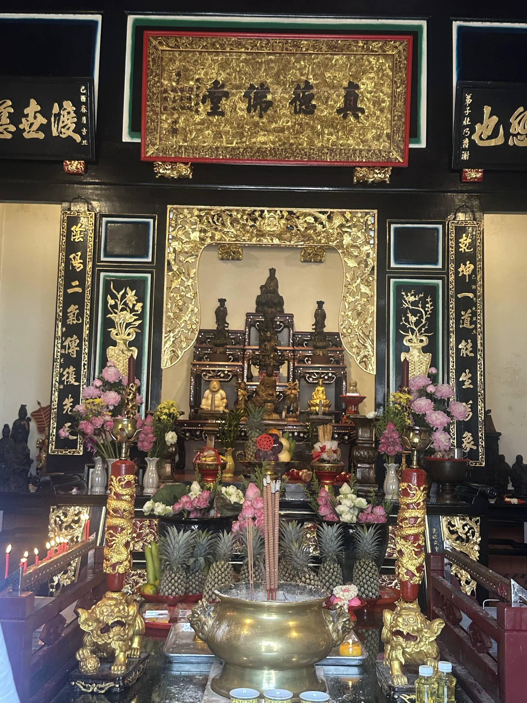แท่นกวนอิมปุดจ้อภายในศาลเจ้า