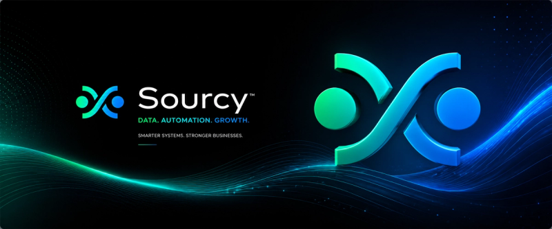 Logo de Sourcy sobre fondo oscuro con líneas verdes y azules
