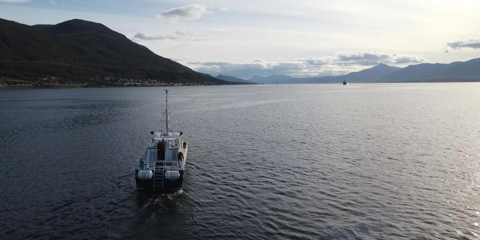 MS Åhav on Tromsøysundet