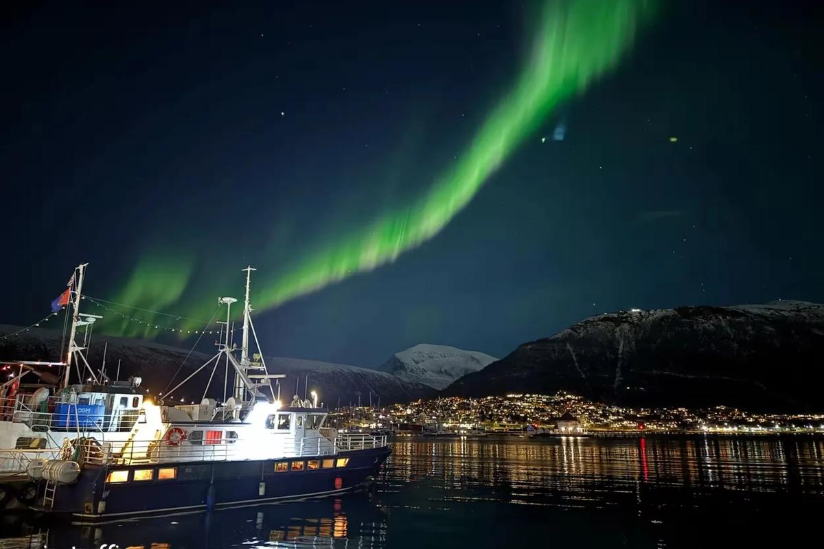 MS Åhav under Northern Lights
