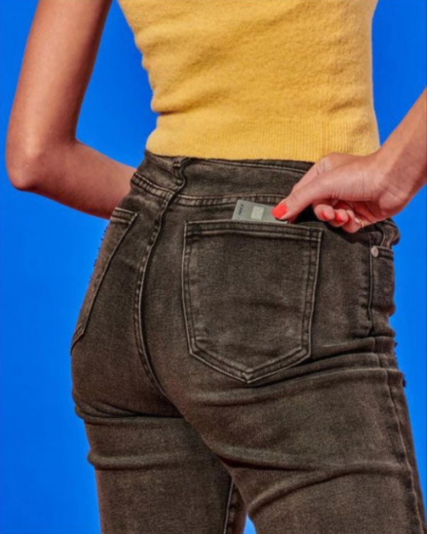 photo of bilt card poking out of rear pocket of woman